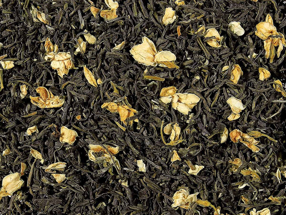 Grüner Tee mit Jasminblüten